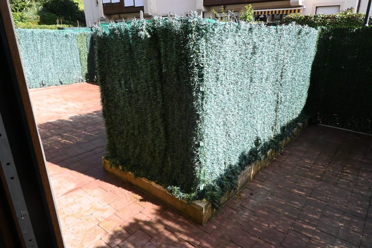 Planta baja con jardín y terraza en Limpias, urbanización El Parral