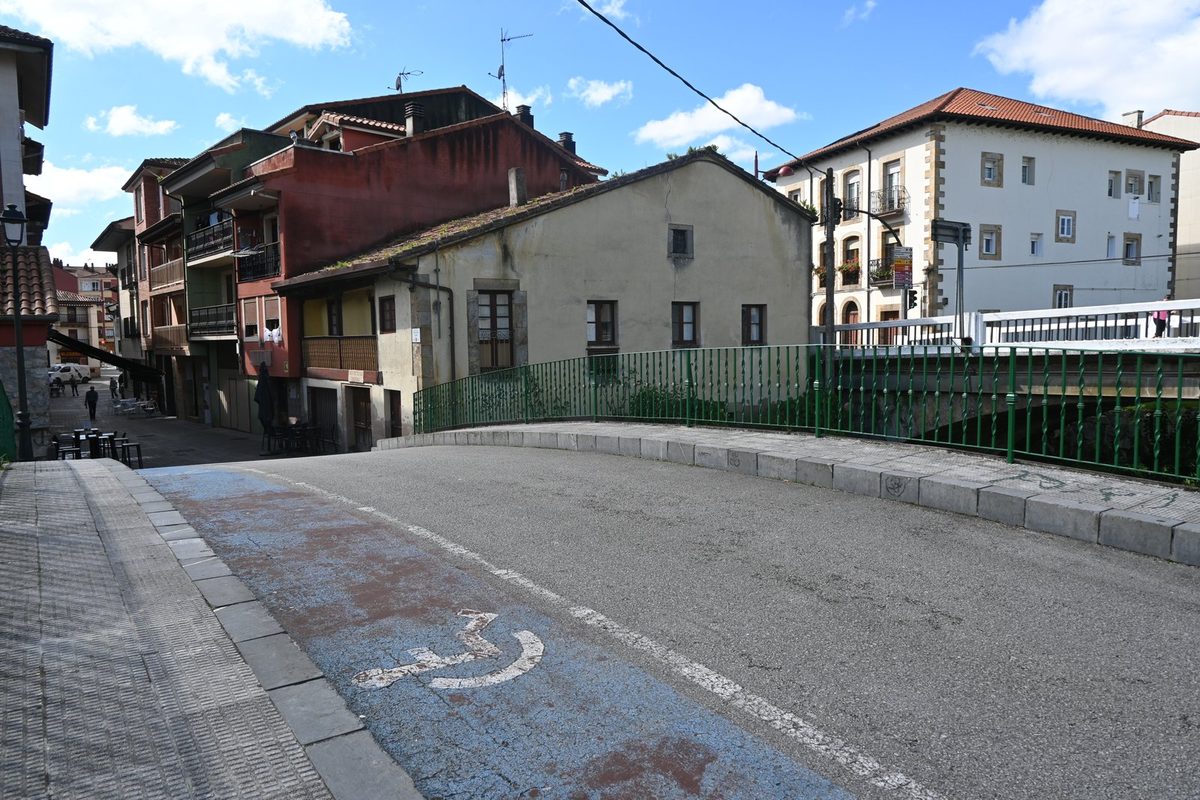 Casa y local comercial a reformar en el centro de Ampuero