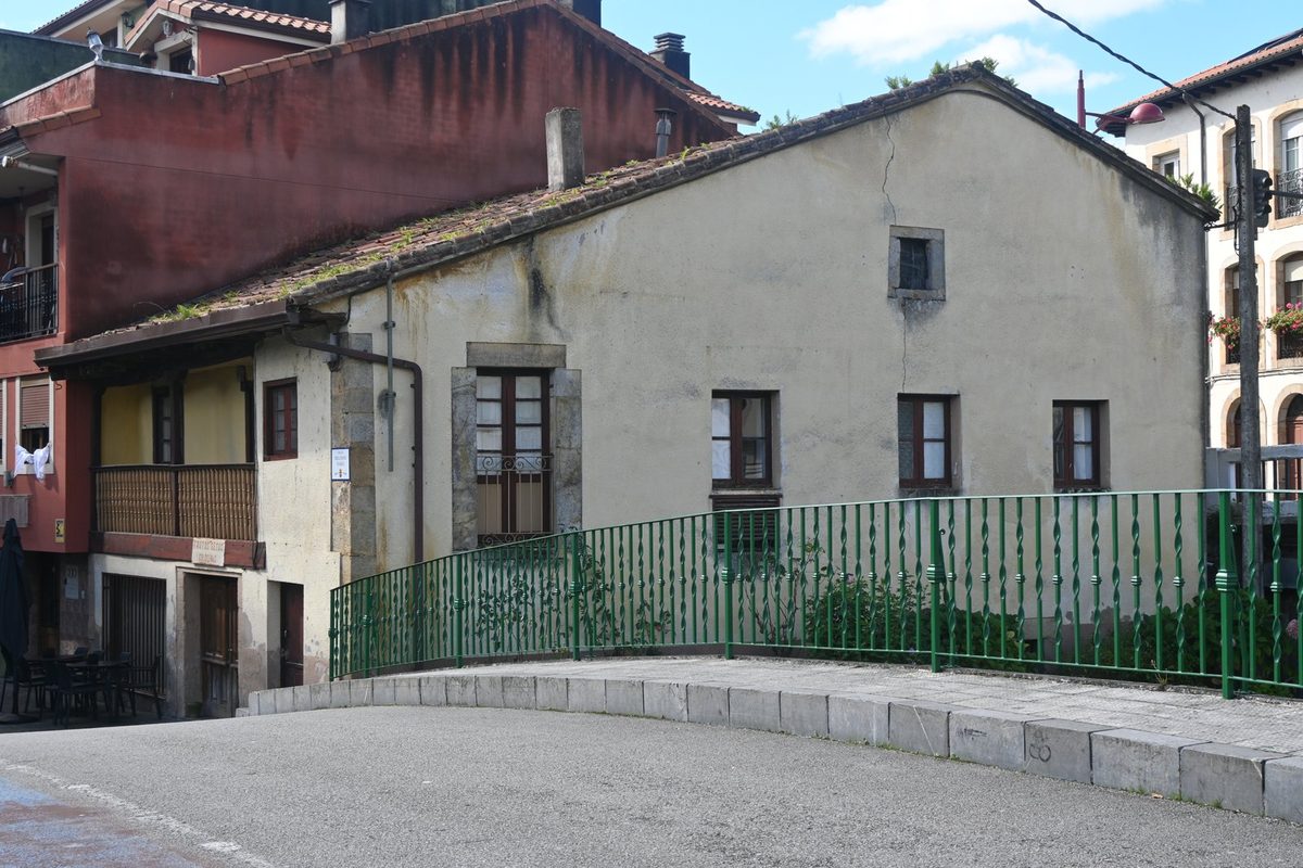 Casa y local comercial a reformar en el centro de Ampuero