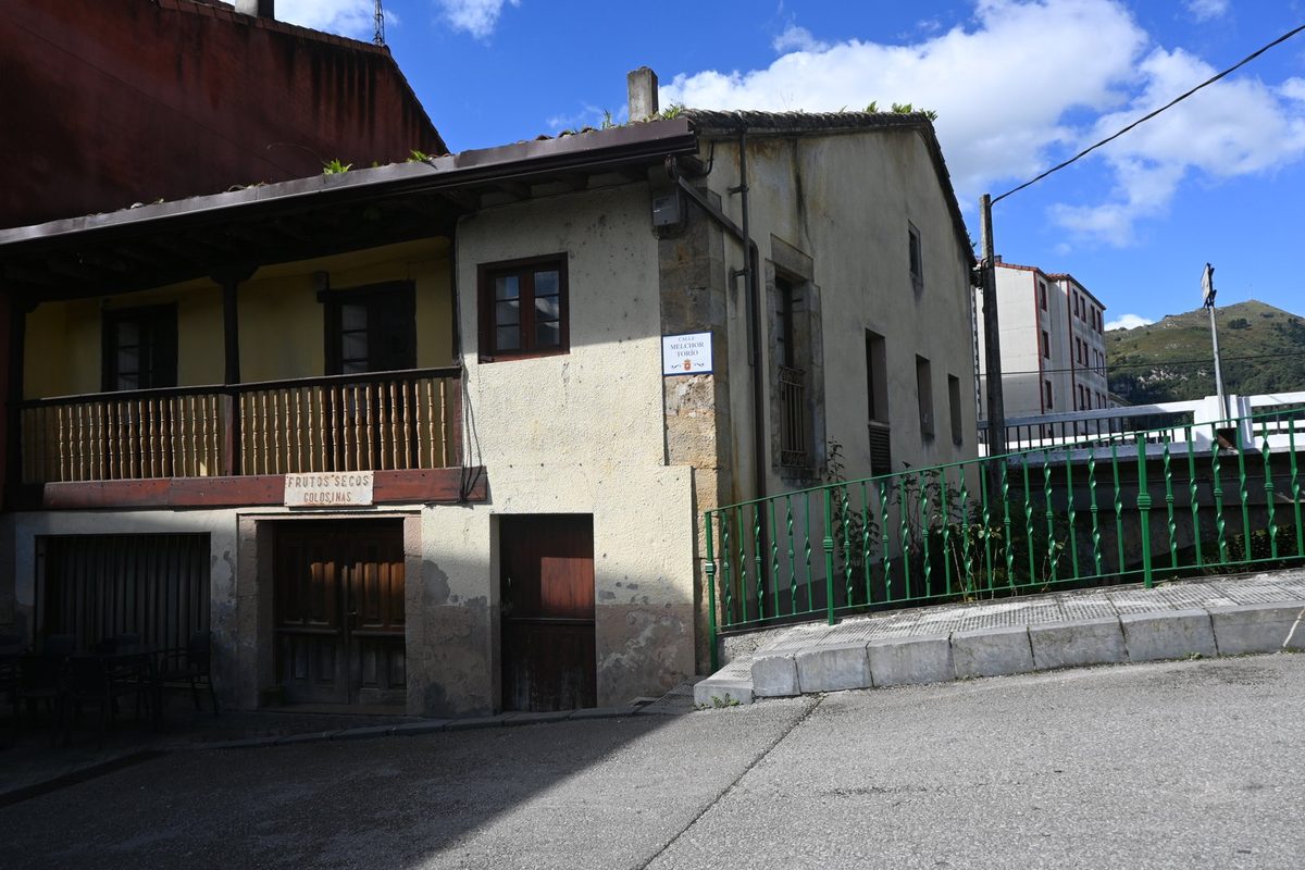 Casa y local comercial a reformar en el centro de Ampuero