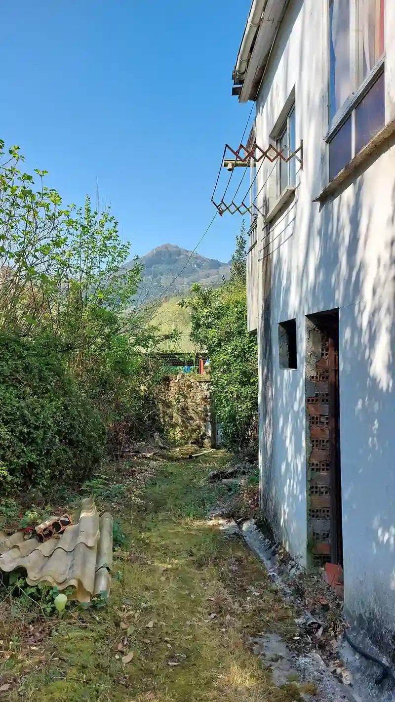 Casa pareada para reformar en el Barrio El Camino, Ampuero
