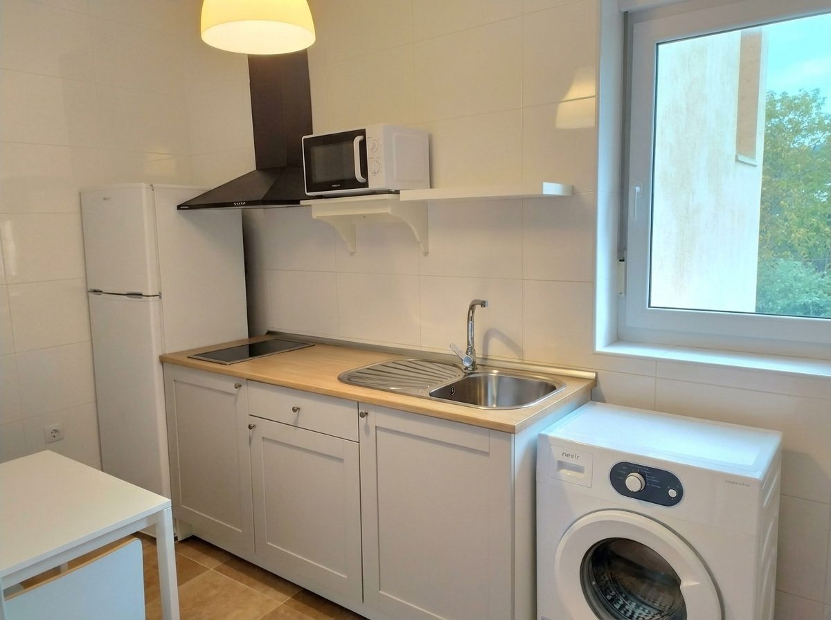 Coqueto piso con piscina, parking y amplios miradores en Ampuero