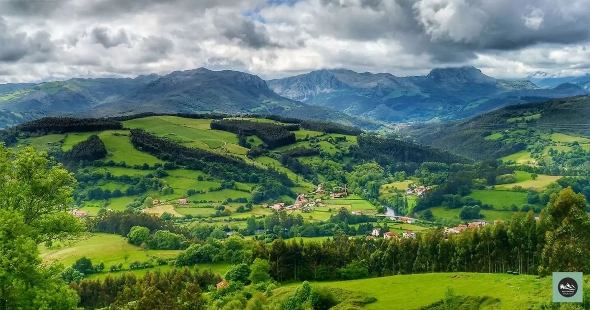 Vistas del Valle del Asón, en Cantabria, con prados verdes y montañas