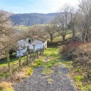 Cabaña de estilo tradicional con Terreno rústico en Herada Soba Cantabria